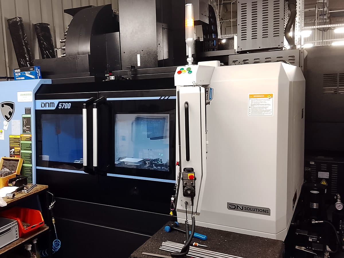 Pionowe centrum obróbcze DN Solutions DNM 5700