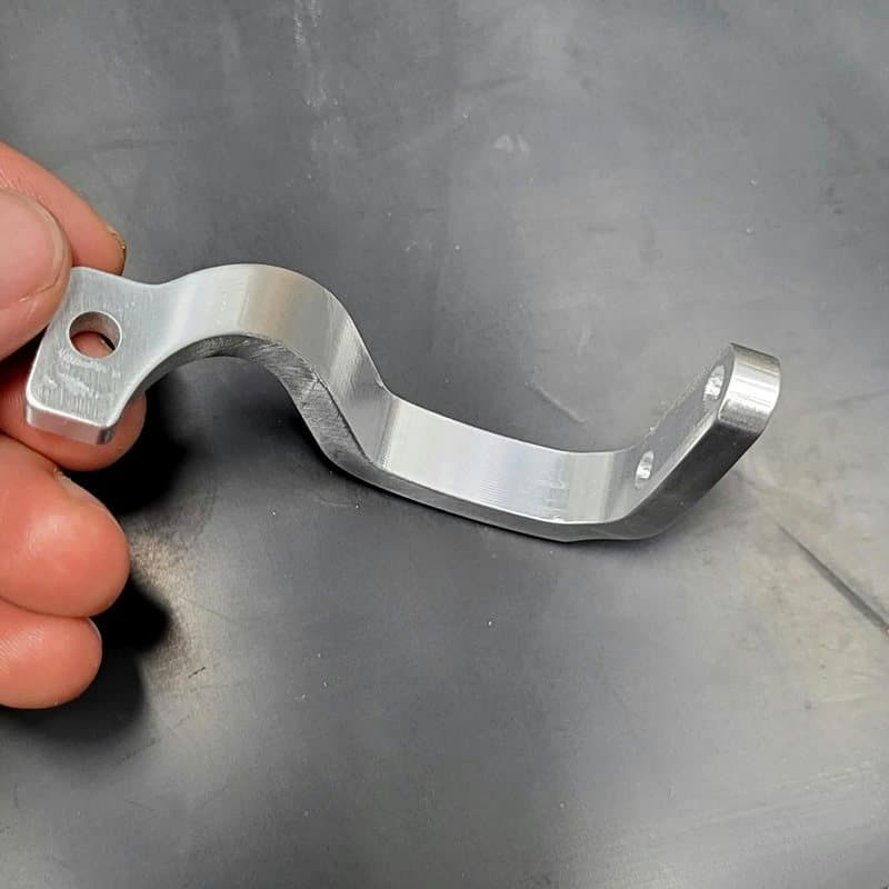 Gotowy wspornik z aluminium po frezowaniu CNC